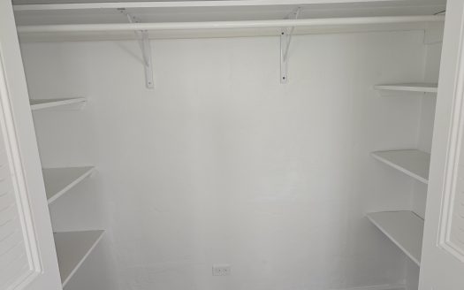 Beautiful 1 Bedroom Townhouse In Small Gated Community