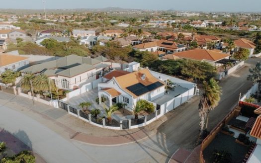 Beautiful 3-Bedroom Home with Pool for Rent in Esmeralda, Noord